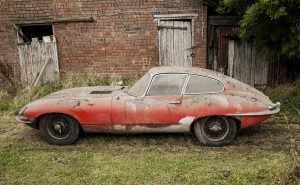 1964-jaguar-3-8-e-type-barn-find-17